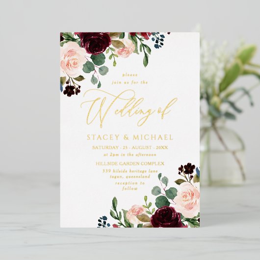Burgundy & Blush Waterverf Elegant Wedding Gold Folie Uitnodiging (Staand Voorkant)