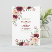 Burgundy Blush Wildflower Wedding Invitation Card Kaart (Staand voorkant)