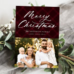 Burgundy Brushed Pset Merry Kerstfeest 3 Foto Feestdagenkaart<br><div class="desc">Een elegante vakantiefoto met "prettige kerst", afgebeeld in een wit kalligrafiekscript bovenaan het ontwerp op een beschilderde woedende vlakke ondergrond. Personaliseer de voorzijde van de kaart door jouw naam, jaar, en een foto toe te voegen. De kaart keert aan vertoning 2 extra foto's op een passende plaid achtergrond met subtiele...</div>