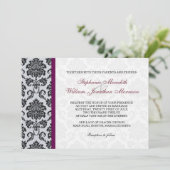 Burgundy Damask Monogram Uitnodiging (Staand voorkant)