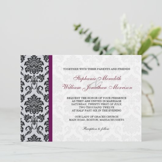 Burgundy Damask Monogram Uitnodiging (Staand voorkant)