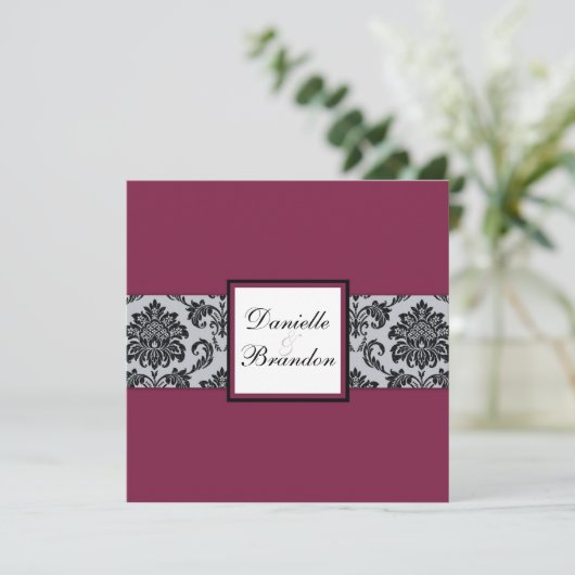 Burgundy Damask Monogram Weddenschap Kaart (Staand voorkant)