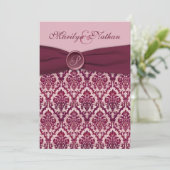 Burgundy Damask Monogrammed Wedding Invitation Kaart (Staand voorkant)
