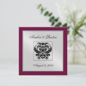 Burgundy Damask Wedding Crest Uitnodiging (Staand voorkant)