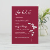 Burgundy deed het Afstuderen Fotouitnodiging Kaart (Staand voorkant)