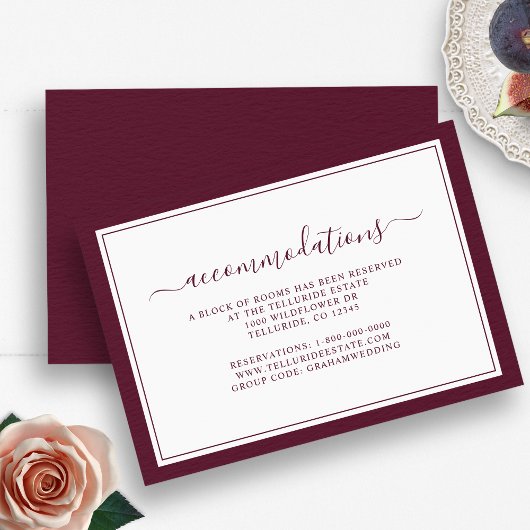 Burgundy Eenvoudige Elegante Script Accommodaties Informatiekaartje