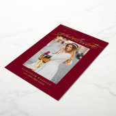 Burgundy Elegant Calligraphy Photo Afstuderen Gold Folie Uitnodiging (Gedraaid)