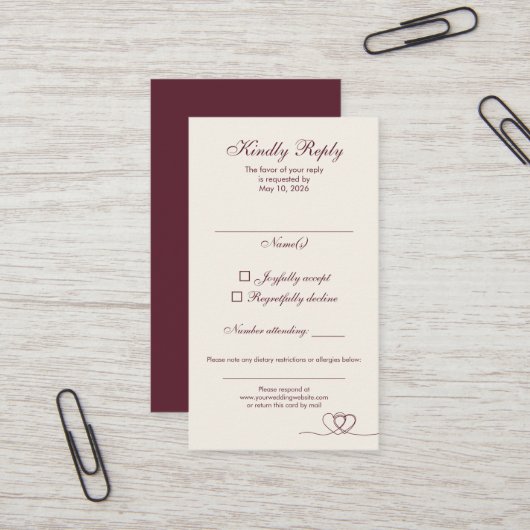Burgundy Elegant Calligraphy Wedding RSVP Card Visitekaartje (Voorkant / Achterkant in situ)