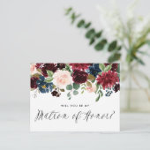 Burgundy en Blue Floral Garland Matron of Honor Uitnodiging Briefkaart (Staand voorkant)