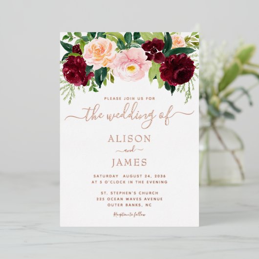 Burgundy en Blush Floral Wedding Roos Gold Folie Uitnodiging (Staand Voorkant)
