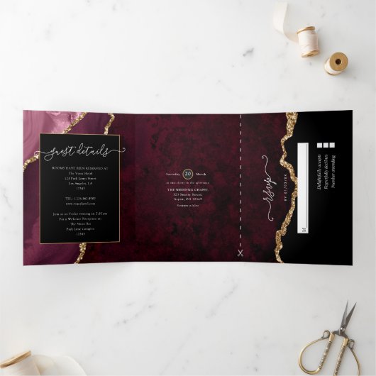Burgundy en Gold Agate Wedding Drieluik Uitnodiging (Binnen)