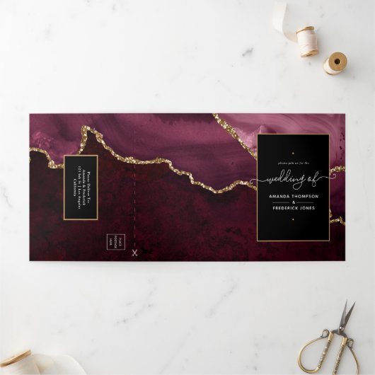 Burgundy en Gold Agate Wedding Drieluik Uitnodiging (Buitenkant)