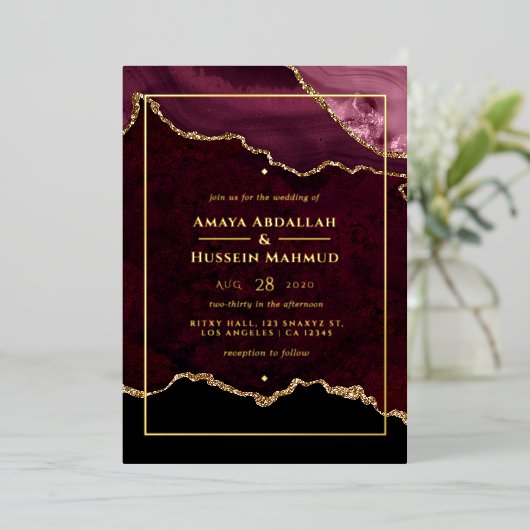 Burgundy en Gold Agate Wedding Folie Uitnodiging (Staand Voorkant)