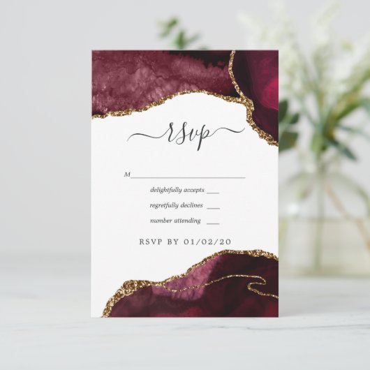 Burgundy en Gold Agate Wedding RSVP Kaartje (Staand voorkant)