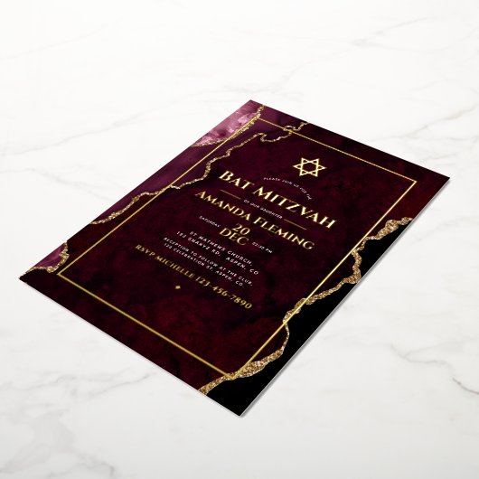 Burgundy en Gold Faux Agate Bat Mitzvah Folie Uitnodiging (Gedraaid)