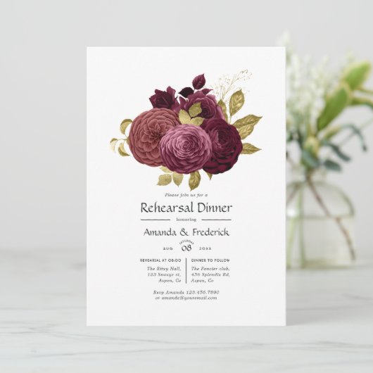 Burgundy en Gold Floral Rehearsal Dinner Invitati Kaart (Staand voorkant)