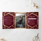 Burgundy en Gold Flourish Swirl Weduwfoto Drieluik Uitnodiging (Binnen)