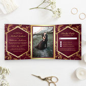 Burgundy en Gold Flourish Swirl Weduwfoto Drieluik Uitnodiging