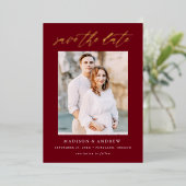 Burgundy en Gold Script Photo Save the Date Folie Uitnodiging (Staand Voorkant)