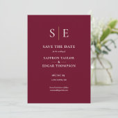 Burgundy en Goud Monogram Foto Bruiloft Save The Date (Staand voorkant)