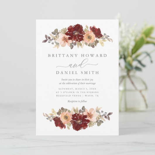 Burgundy en perzik bloemige trouwuitnodiging kaart (Staand voorkant)