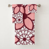 Burgundy en Pink Modern Floral Bad Handdoek (Insitu)