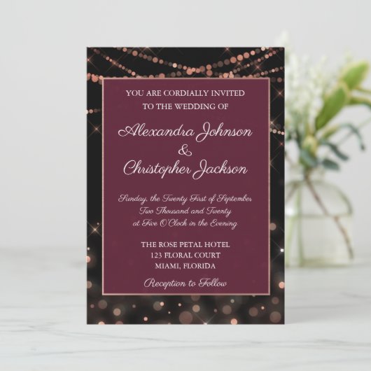 Burgundy en Roos Gold String Lights Wedding Kaart (Staand voorkant)