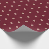 Burgundy en Roos Gold Textured Polka Dot Pattern Cadeaupapier (Hoek)