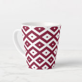 Burgundy- en wit diamantpatroon latte mok (Linkerhoek)