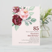 Burgundy Floral 85th Birthday Invitation Kaart (Staand voorkant)