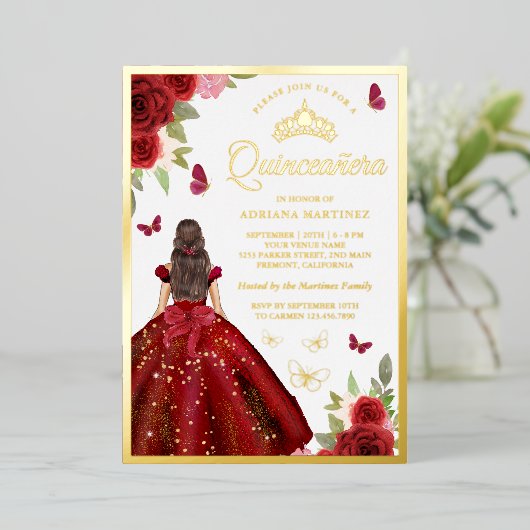 Burgundy Floral Dress Butterfly Quinceanera Gold Folie Uitnodiging (Staand Voorkant)