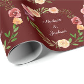 Burgundy Floral Elegant Peony Monogram Weddenschap Cadeaupapier (Rol Hoek)