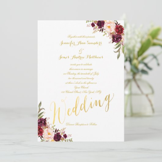 Burgundy Floral Gold Foil Script Weduwen Invite Kaart (Staand voorkant)