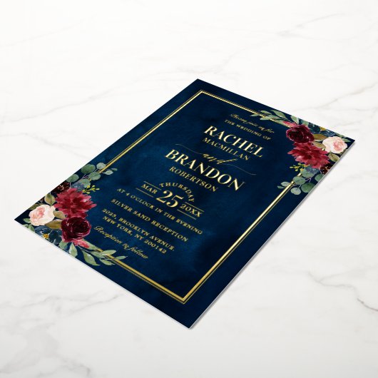 Burgundy Floral Gold Navy Blue Rustic Wedding Folie Uitnodiging (Gedraaid)