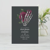 Burgundy Floral Gothic Wedding QR Code Uitnodiging (Staand voorkant)