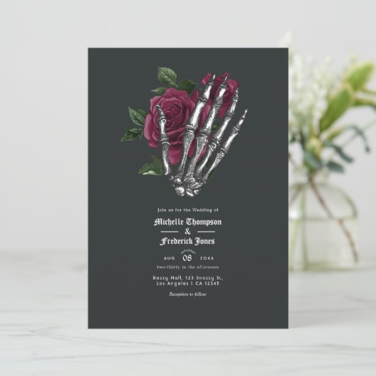 Burgundy Floral Gothic Wedding QR Code Uitnodiging (Staand voorkant)