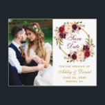 Burgundy Floral maakt de foto van de datum op Briefkaart<br><div class="desc">Waterverf Bourgondië Marsala Bloemenkrans Goud Save The Date Foto Verloving Aankondiging Briefkaart</div>