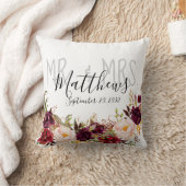 Burgundy Floral Mr. en Mrs Wedding Keepslag Kussen (Deken)