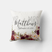 Burgundy Floral Mr. en Mrs Wedding Keepslag Kussen (Achterkant)