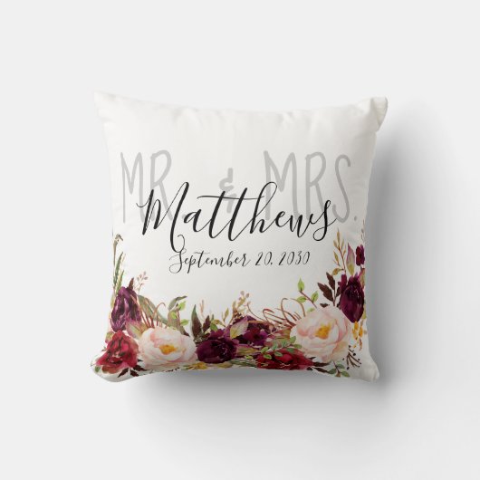 Burgundy Floral Mr. en Mrs Wedding Keepslag Kussen (Voorkant)