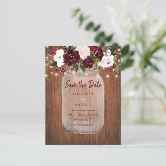 Burgundy Floral Rustic Wood Wedding Save the Date Aankondigingskaart (Staand voorkant)