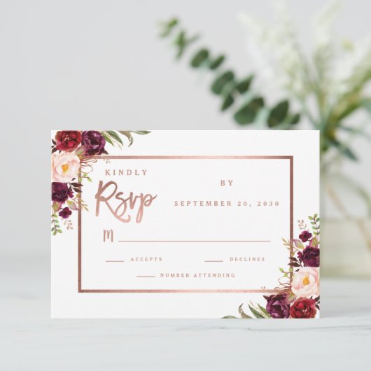 Burgundy Floral Script Roos Gold Wedding RSVP (Staand voorkant)