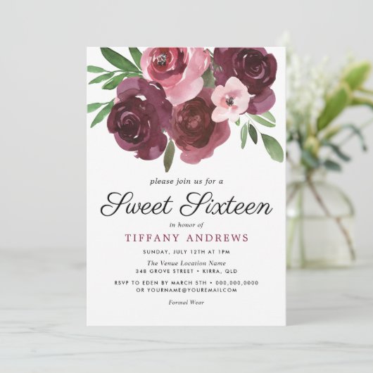 Burgundy Floral Waterverf Sweet 16 Invite Kaart (Staand voorkant)