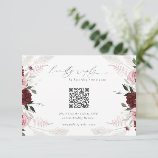 Burgundy Floral Wedding QR Code RSVP Informatiekaartje (Staand voorkant)