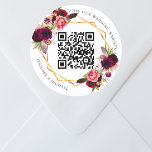 Burgundy florals goud geometrische QR code bruilof Ronde Sticker<br><div class="desc">Verkleurd met waterkleurige rozen in de Bourgogne en roze. Elegant witte achtergrond. Een vals goud geometrisch lijst. Voeg je URL toe voor je trouwwebsite.</div>