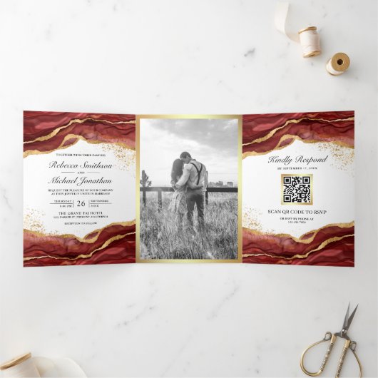 Burgundy Gold Abstract Ink QR Code Weddenschap Drieluik Uitnodiging (Binnen)