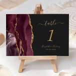 Burgundy Gold Agate Dark Wedding Kaart<br><div class="desc">De linkerrand van deze elegante moderne trouwtafel-nummerkaart is voorzien van een woedende waterverf aan de rand van een geagendeerde,  met faux goudglitter bedekte grens. De aanpasbare tekst combineert goudkleurige handteksten,  en cursieve en copperplate doopvonten op een off-black achtergrond.</div>