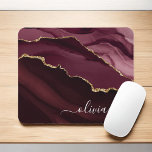 Burgundy Gold Agate Geode Gold Monogram Muismat<br><div class="desc">Burgundy and Gold Foil Agate Geode Monogram Beauful Elegant Script Name Mousepad (muispad). Dit maakt de perfecte zoete 16, 13th, 15th, 16th, 18th, 21th, 30th, 40th, 50th, 60th, 70th, 80th, 90th, 100th verjaardag, bruiloft, vrijgezellenfeest, verjaardag, terug naar school, baby shower, afstuderen of bachelorette party geschenk voor iemand die haar kamer...</div>