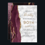 Burgundy Gold Agate Marble 90th Birthday Party Kaart<br><div class="desc">De linkerrand van deze elegante uitnodiging van een moderne verjaardagsfeestdag is voorzien van een bewapende waterverf aan de rand van een gouden faux glitter. De aanpasbare tekst combineert zwarte en goudkleurige handschrift-, copperplate- en cursieve lettertypen op een grijze en witte marmer textuurachtergrond. De achterzijde is voorzien van een passend glansvormig...</div>