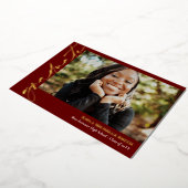 Burgundy Gold Calligraphy Photo Afstuderen Folie Uitnodiging (Gedraaid)
